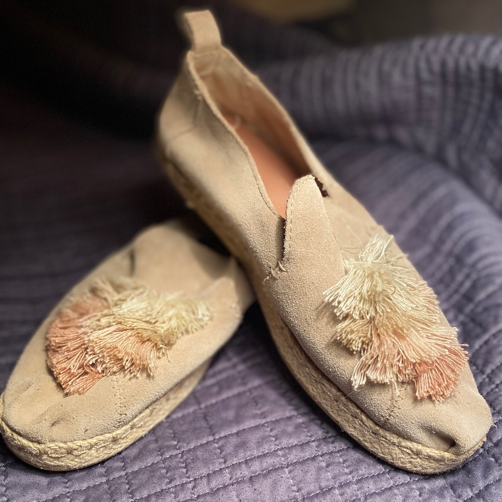 Women’s like-new suede Tom’s espadrilles